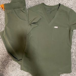 Women’s Catarina one pocket scrub top Kade cargo pants